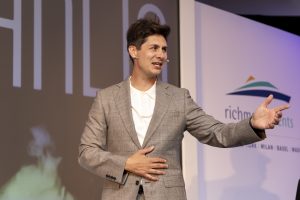 Improve stage presence – Ben Hanlin demonstrating confident body language