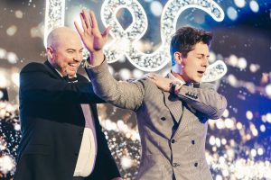Corporate event awards host UK – Ben Hanlin with organisers on stage